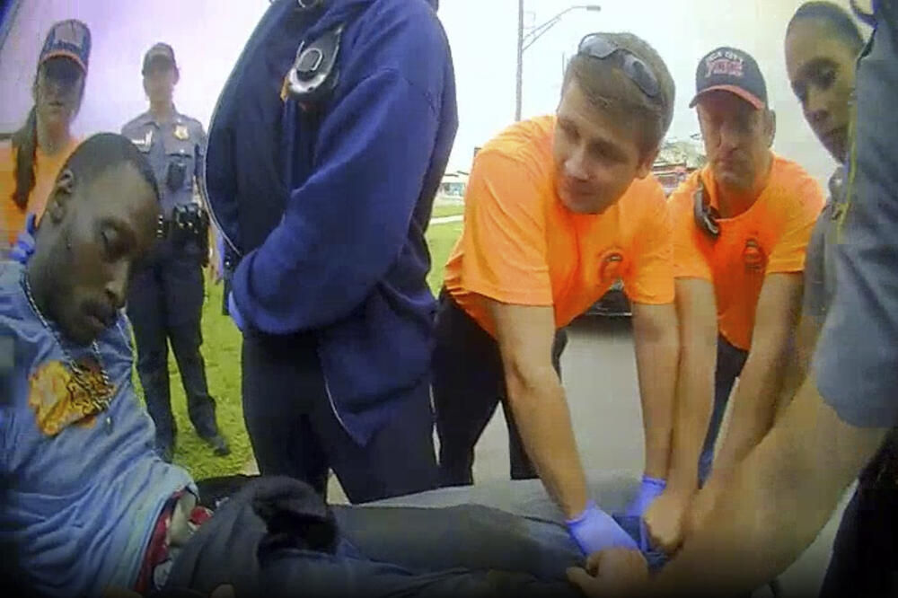 Medicinsko osoblje i policajci stavljaju Skota na nosila, Foto: AP