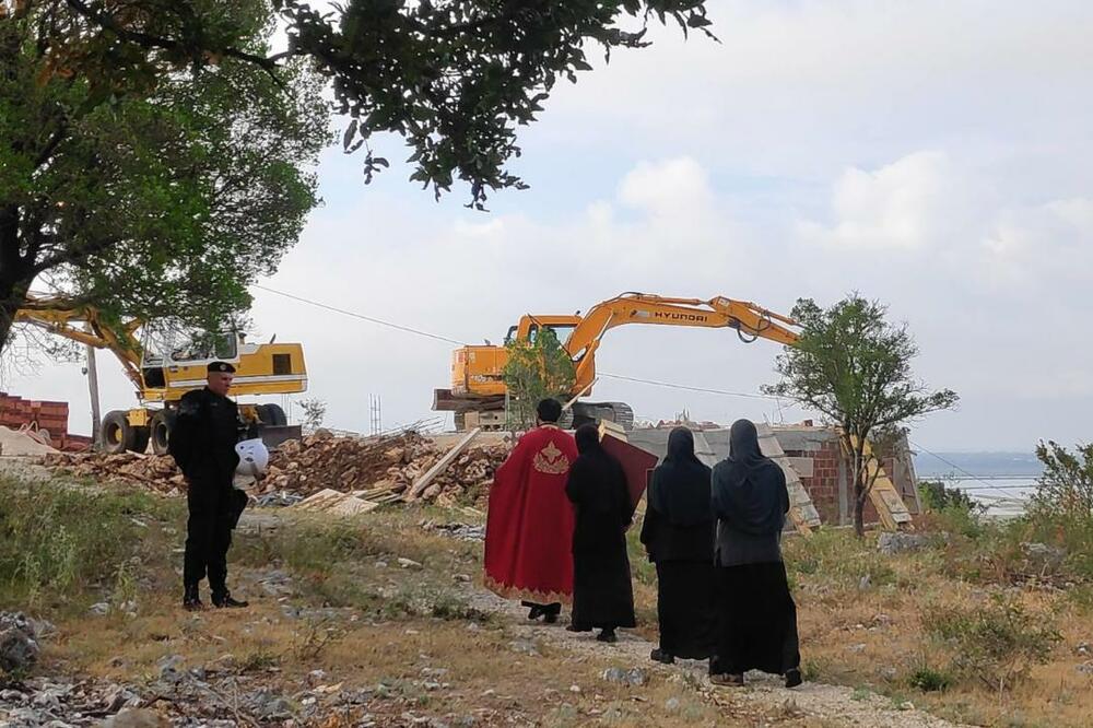 Sa rušenja objekta MCP u ulcinjskom naselju Zoganje, Foto: Mitropolija.com