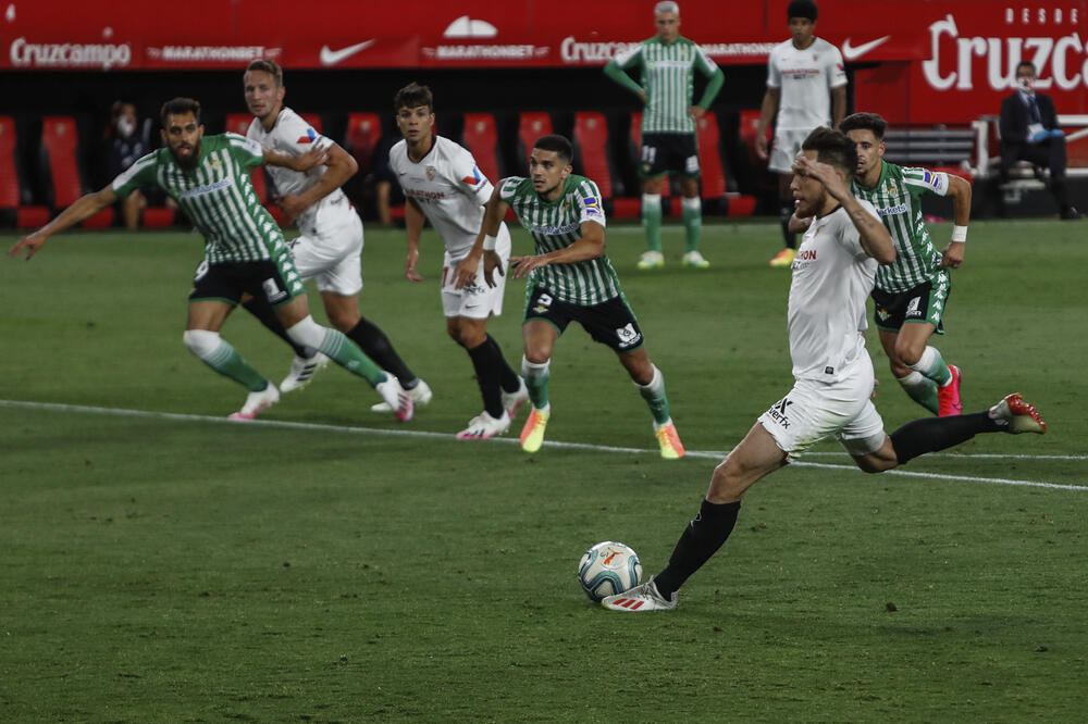 Lukas Okampos je donio prednost Sevilji iz sumnjivog penala, Foto: Beta/AP