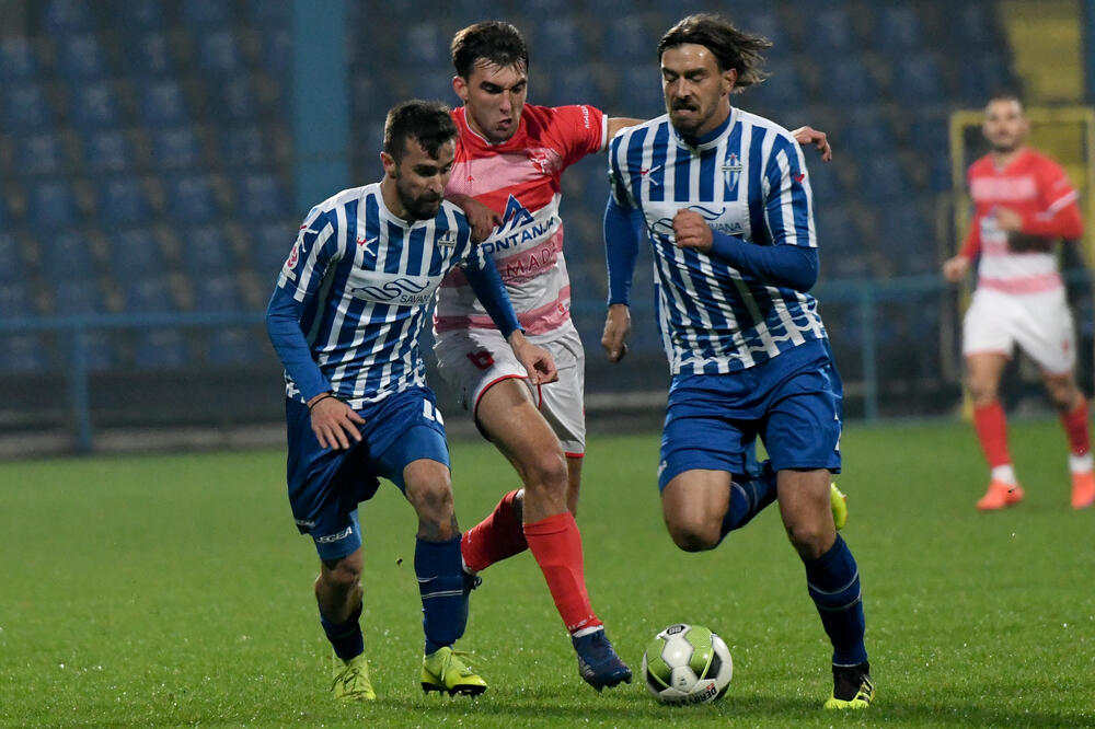 Ivanović i Božović (Budućnost) u duelu sa Maleševićem iz Iskre, Foto: Savo Prelević