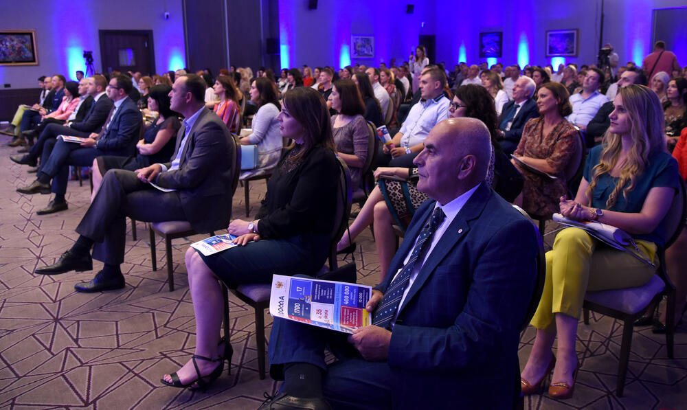 <p>Ministar prosvjete Damir Šehović zahvalio svim crnogorskim nastavnicima koji su aplikacijama, telefonima i na sve druge načine bili u komunikaciji sa đacima</p>