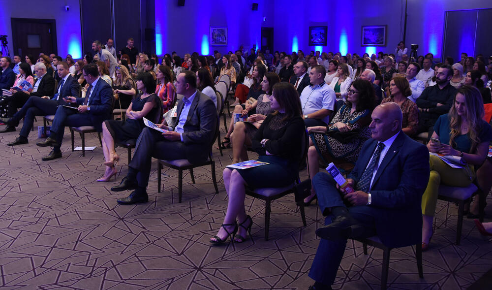 <p>Ministar prosvjete Damir Šehović zahvalio svim crnogorskim nastavnicima koji su aplikacijama, telefonima i na sve druge načine bili u komunikaciji sa đacima</p>