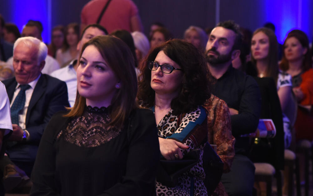 <p>Ministar prosvjete Damir Šehović zahvalio svim crnogorskim nastavnicima koji su aplikacijama, telefonima i na sve druge načine bili u komunikaciji sa đacima</p>