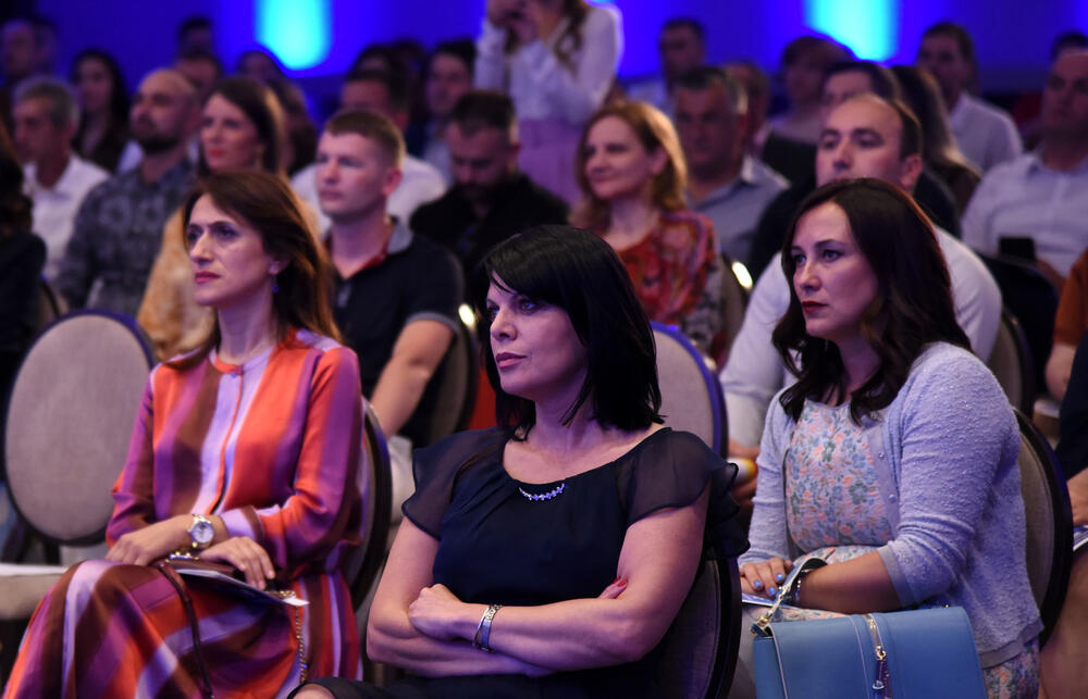 <p>Ministar prosvjete Damir Šehović zahvalio svim crnogorskim nastavnicima koji su aplikacijama, telefonima i na sve druge načine bili u komunikaciji sa đacima</p>