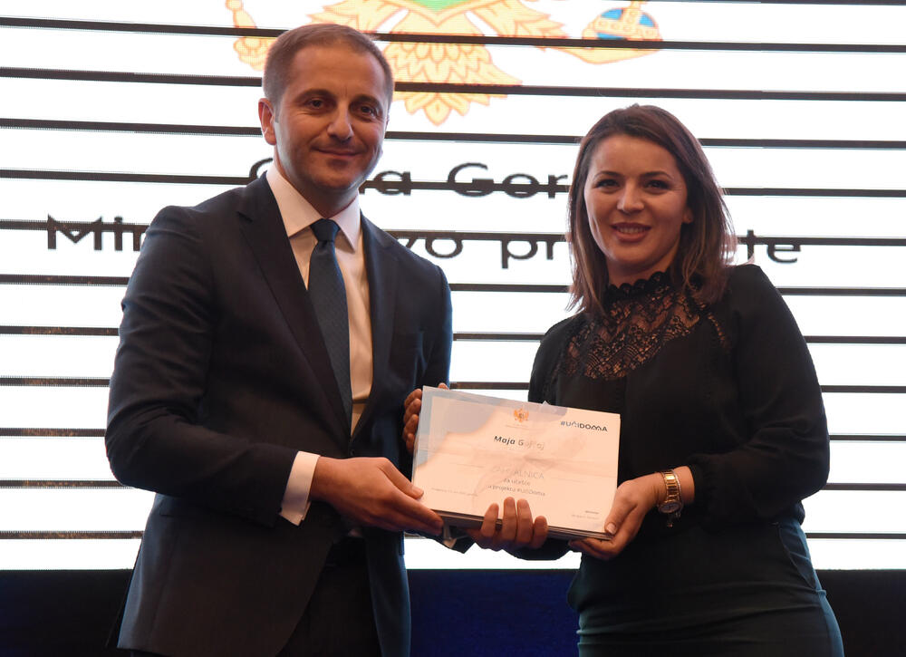 <p>Ministar prosvjete Damir Šehović zahvalio svim crnogorskim nastavnicima koji su aplikacijama, telefonima i na sve druge načine bili u komunikaciji sa đacima</p>