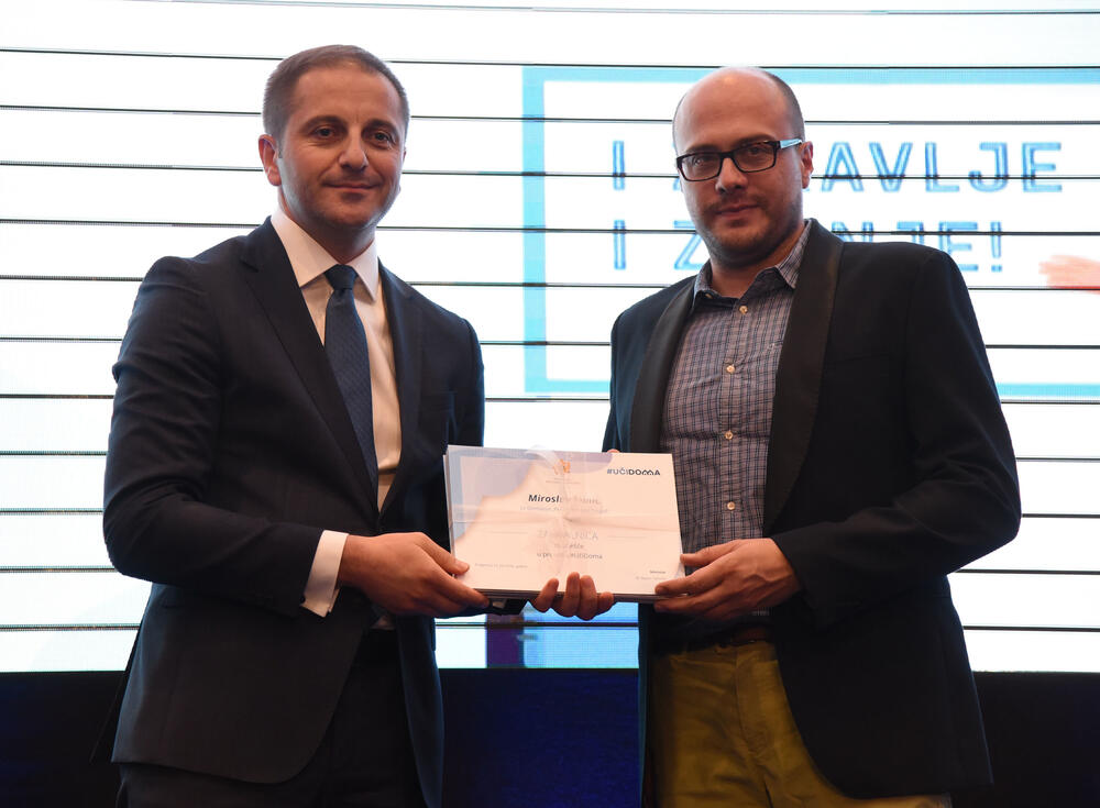 <p>Ministar prosvjete Damir Šehović zahvalio svim crnogorskim nastavnicima koji su aplikacijama, telefonima i na sve druge načine bili u komunikaciji sa đacima</p>