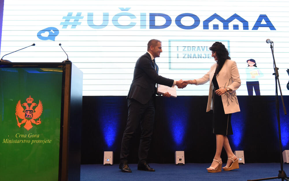 <p>Ministar prosvjete Damir Šehović zahvalio svim crnogorskim nastavnicima koji su aplikacijama, telefonima i na sve druge načine bili u komunikaciji sa đacima</p>