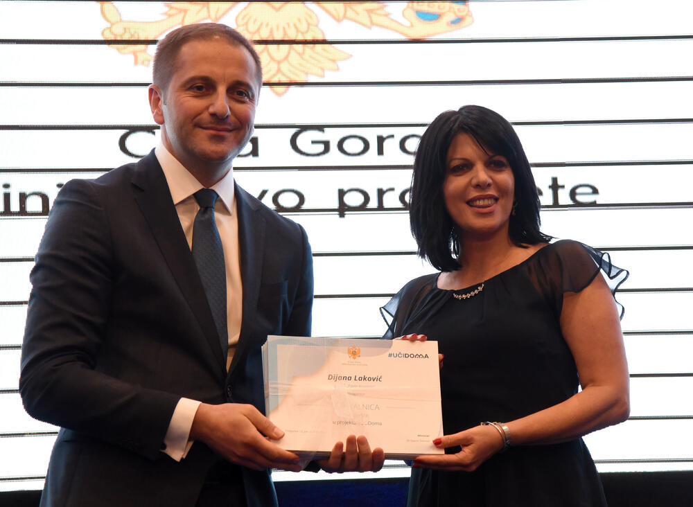 <p>Ministar prosvjete Damir Šehović zahvalio svim crnogorskim nastavnicima koji su aplikacijama, telefonima i na sve druge načine bili u komunikaciji sa đacima</p>