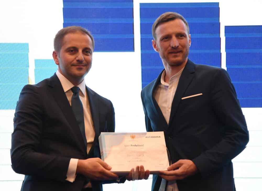 <p>Ministar prosvjete Damir Šehović zahvalio svim crnogorskim nastavnicima koji su aplikacijama, telefonima i na sve druge načine bili u komunikaciji sa đacima</p>