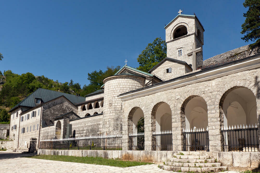 Bez nalaganja badnjaka ispred Cetinjskog manastira, Foto: Shutterstock