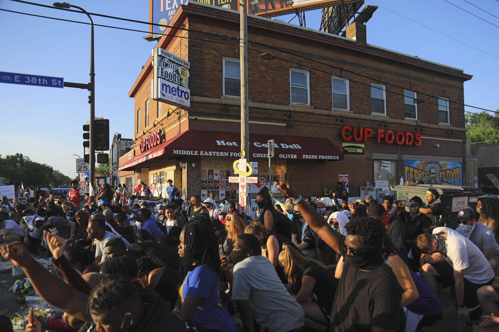 Protest u Mineapolisu blizu mjesta gdje je Flojd ubijen, Foto: AP Photo