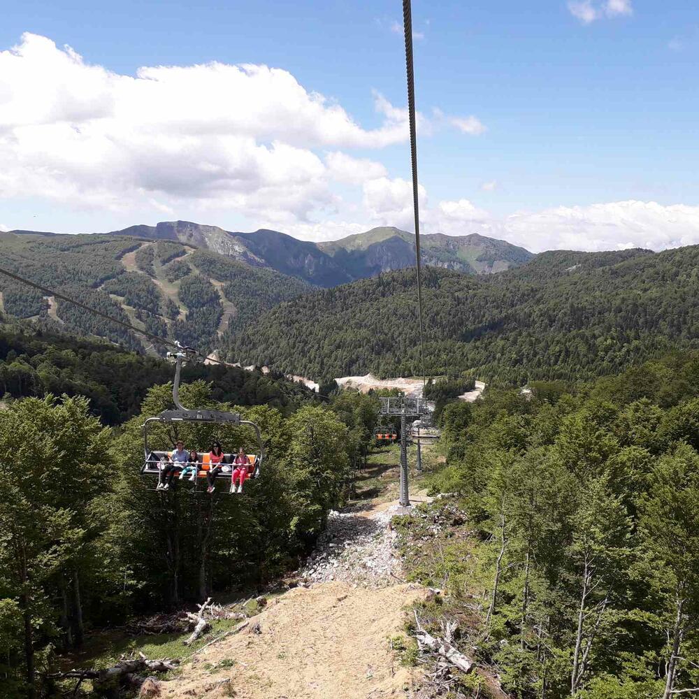 <p>Znčajano niže cijene u predsezoni, tokom jula i avgusta očekuju i strane goste</p>
