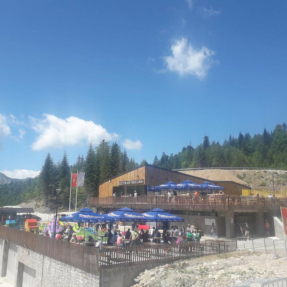 <p>Znčajano niže cijene u predsezoni, tokom jula i avgusta očekuju i strane goste</p>