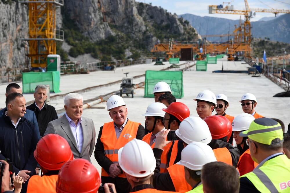 Opravdanja za propuste ne fali: Sa svečanog obilaska mosta Moračica, Foto: Boris Pejović
