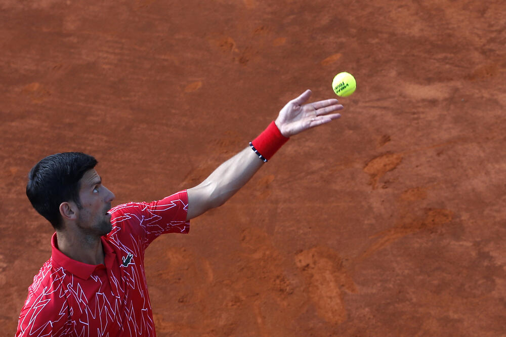 Novak Đoković servira tokom jučerašnjeg meča sa Viktorom Troickim, Foto: Beta-AP