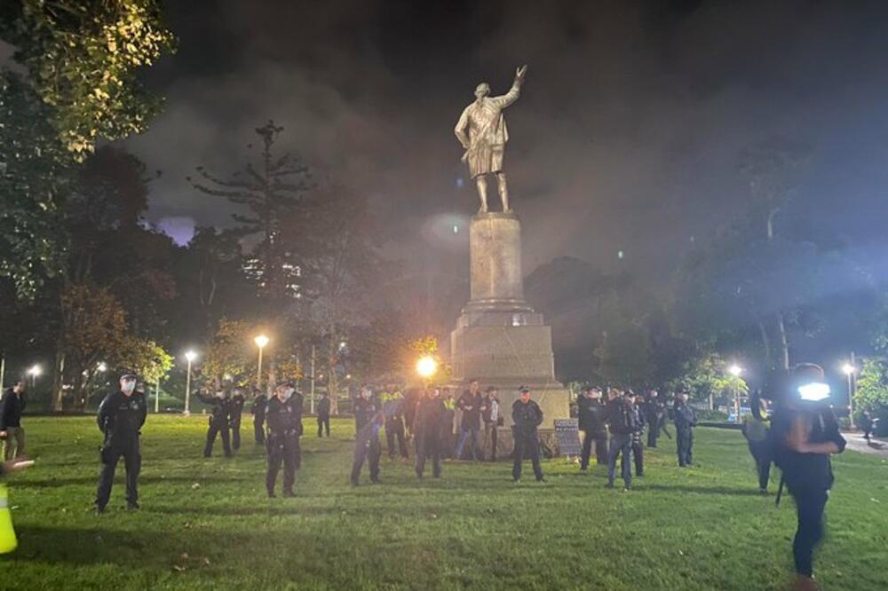 Policija stražari ispred statue čuvenog moreplovca, Foto: Twitter