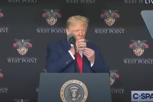 Tramp je u subotu nesigurnim korakom silazio s pozornice, brani se...