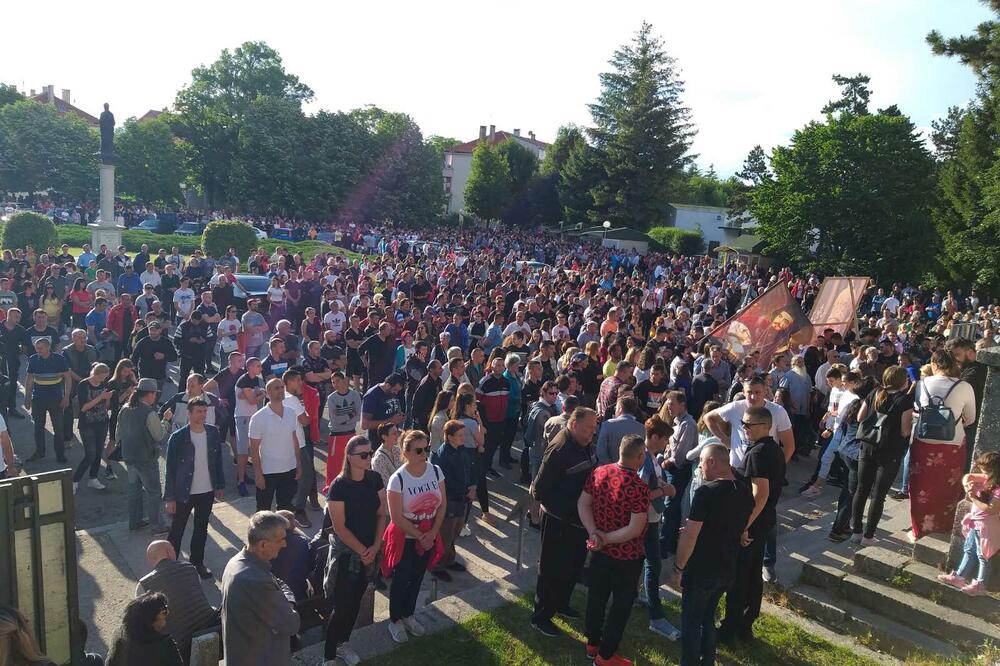 Okupljeni građani na trgu Šaka Petrovića u Nikšiću, Foto: Svetlana Mandić