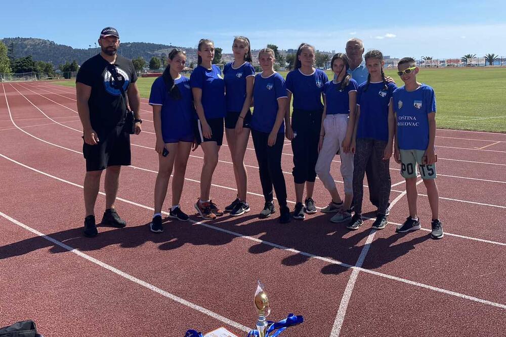 Tara je sa tri juniorke i pet pionira ovojila osam seniorskih medalja, Foto: AK Tara