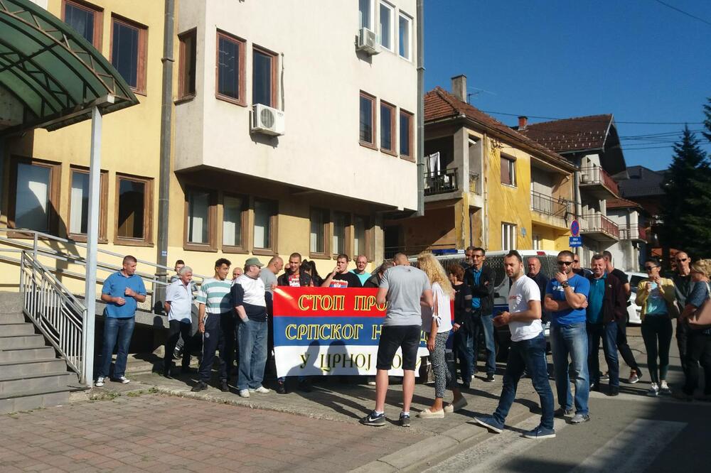Okupljene pristalice DFa ispred suda u Bijelom Polju, Foto: Jadrankla Ćetković