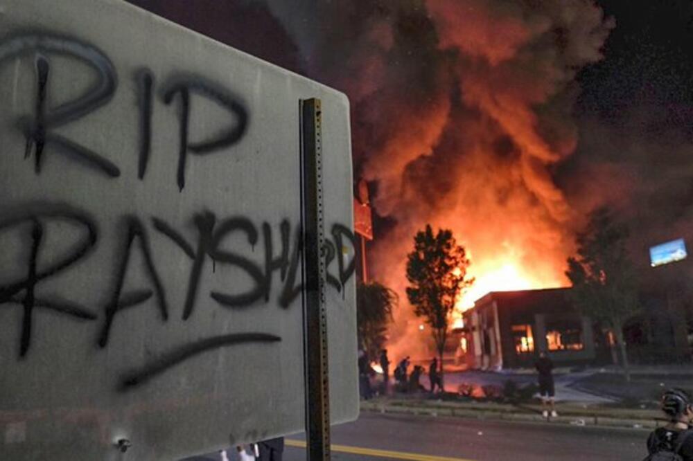 Restoran zapaljen u protestima, Foto: Twitter