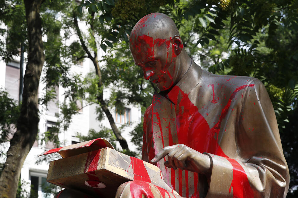 Demonstranti traže uklanjanje statue Montanelija, Foto: AP Photo