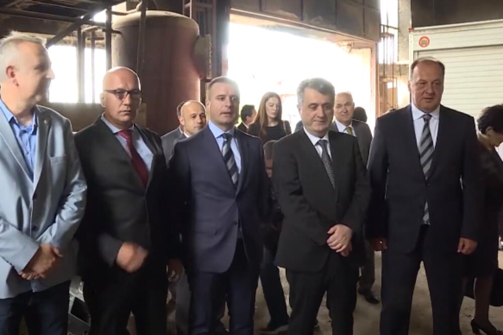 Nuhodžić sa saradnicima tokom paljenjadroge u nikšićkoj fabrici "Javorak", Foto: MUP