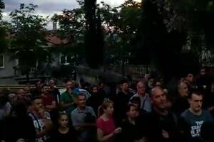 Desetine građana ispred zgrade policije u Danilovgradu...