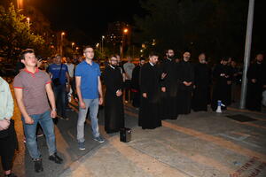 Sveštenici i građani ispred CB Podgorica u znak podrške...