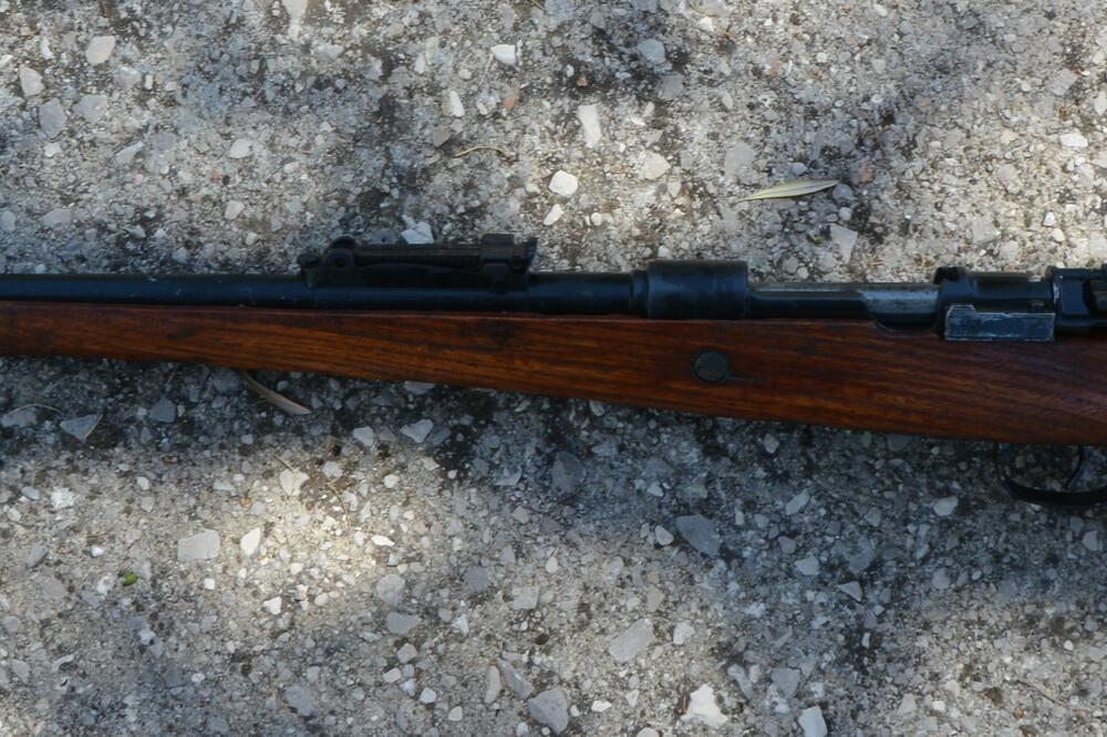 Oduzeta puška, Foto: Uprava policije