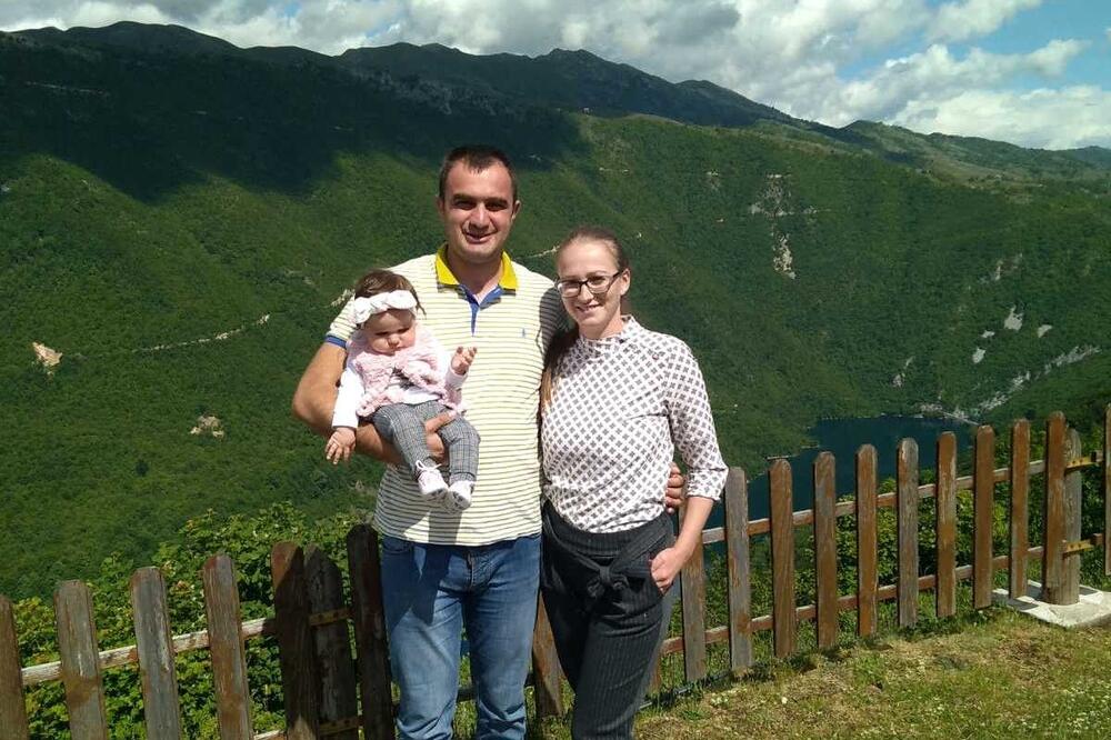Nemanja Gogić sa porodicom u Rudinicama, Foto: Privatna arhiva