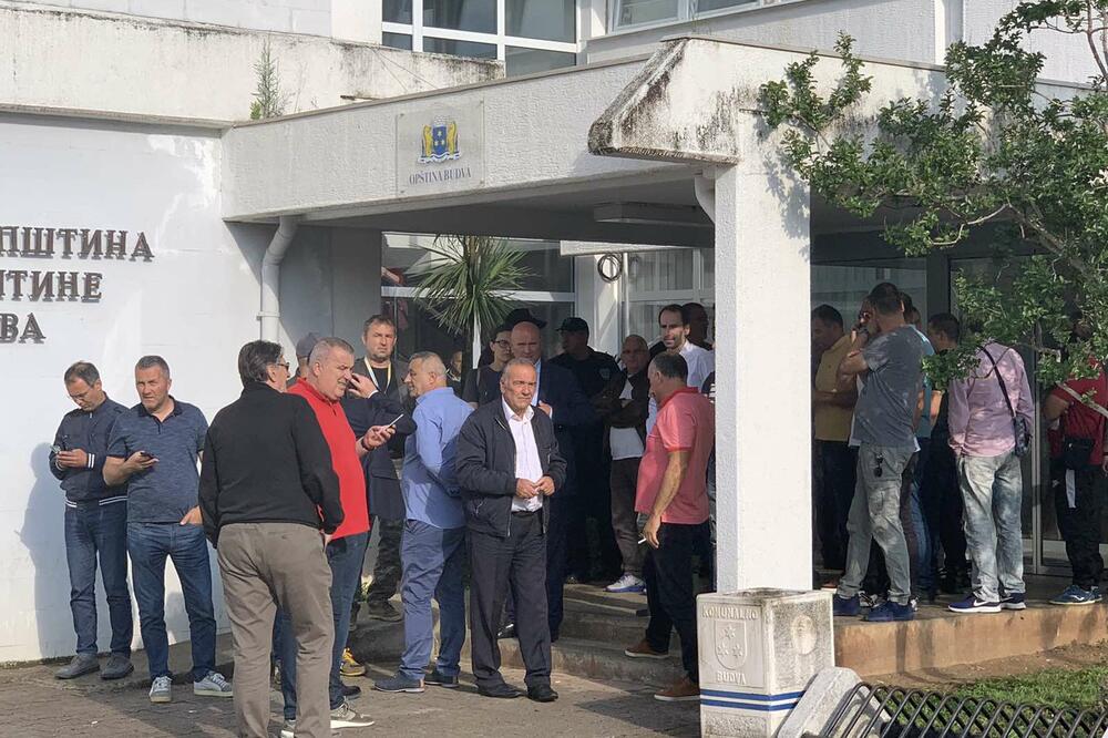 Detalj ispred zgrade Opštine Budva, Foto: Vuk Lajović