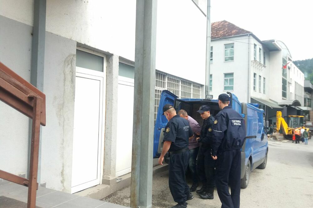 Policajci odvode Memiću u prostorije VIšeg suda u Bijelom Polju, Foto: Jadranka Ćetković