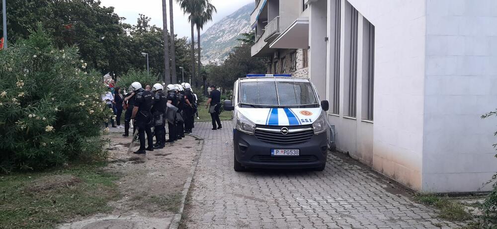 Policija ispred zgrade ODT u Kotoru