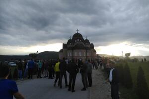 Skup ispred Hrama u Pljevljima, sumnjaju da policija planira...