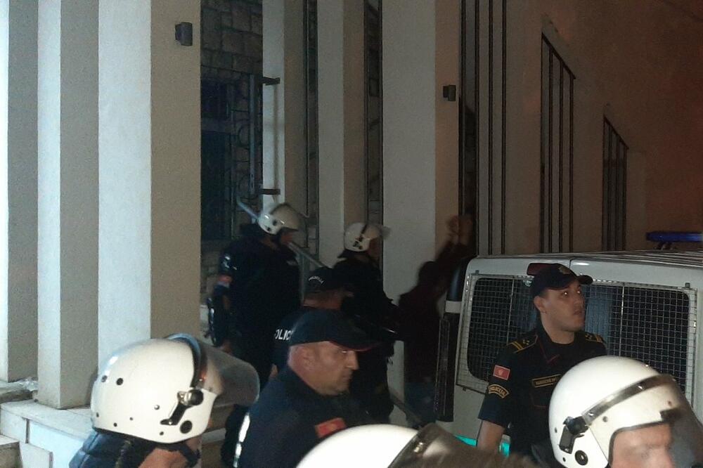 Carević u srijedu veče uz policijsku pratnju izveden iz kotorskog tužilaštva, Foto: Siniša Luković