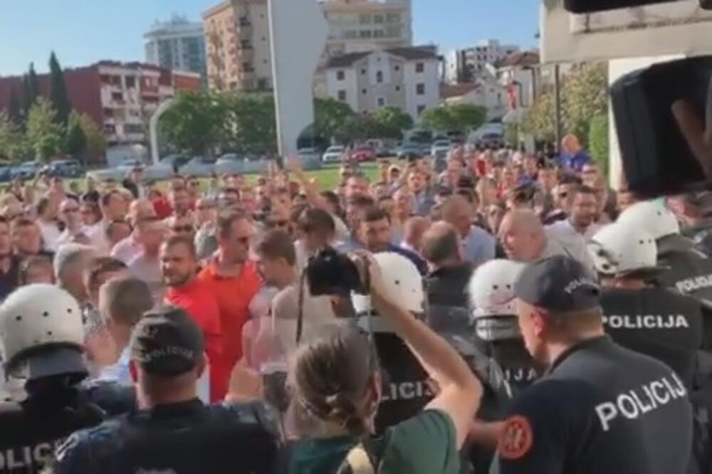 Situacija ispred zgrade Opštine sada mirna, Foto: Vuk Lajović