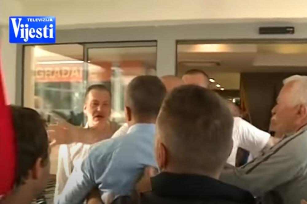 Bulatović i Vujović na ulazu u zgradu Opštine, Foto: TV Vijesti