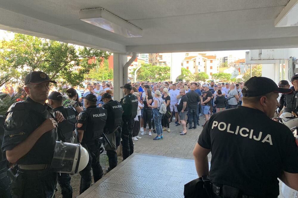 Ispred zgrade Opštine Budva, Foto: Vuk Lajović