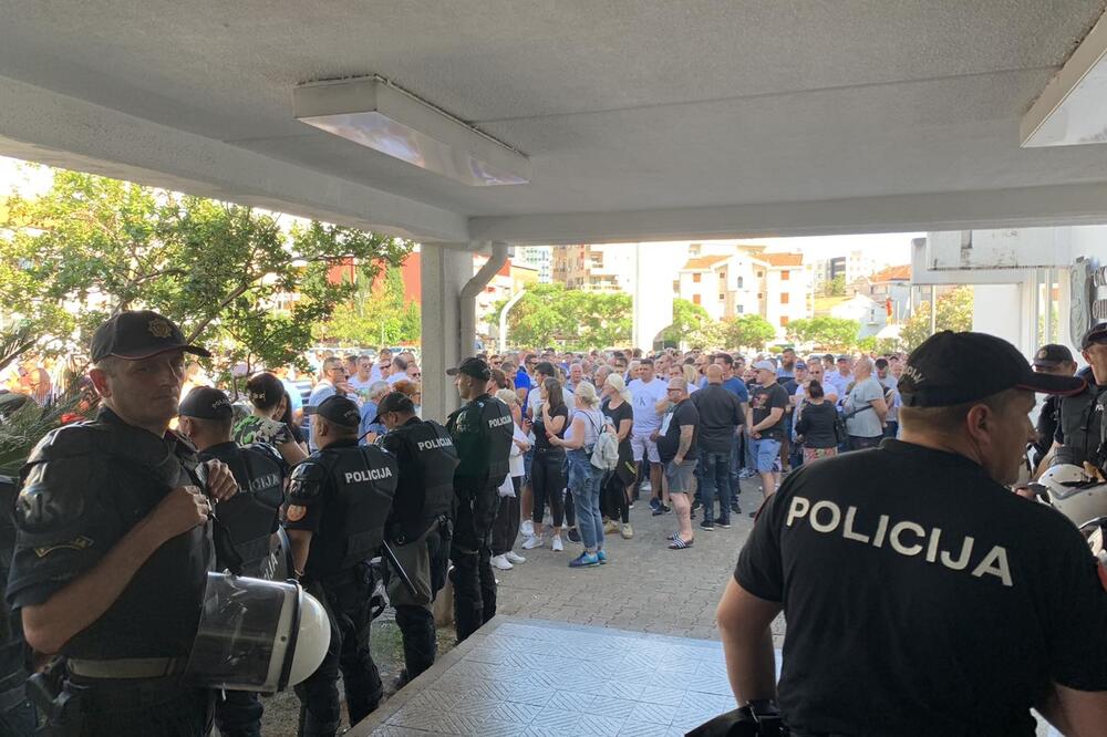 Policija juče ispred Opštine, Foto: Vuk Lajović