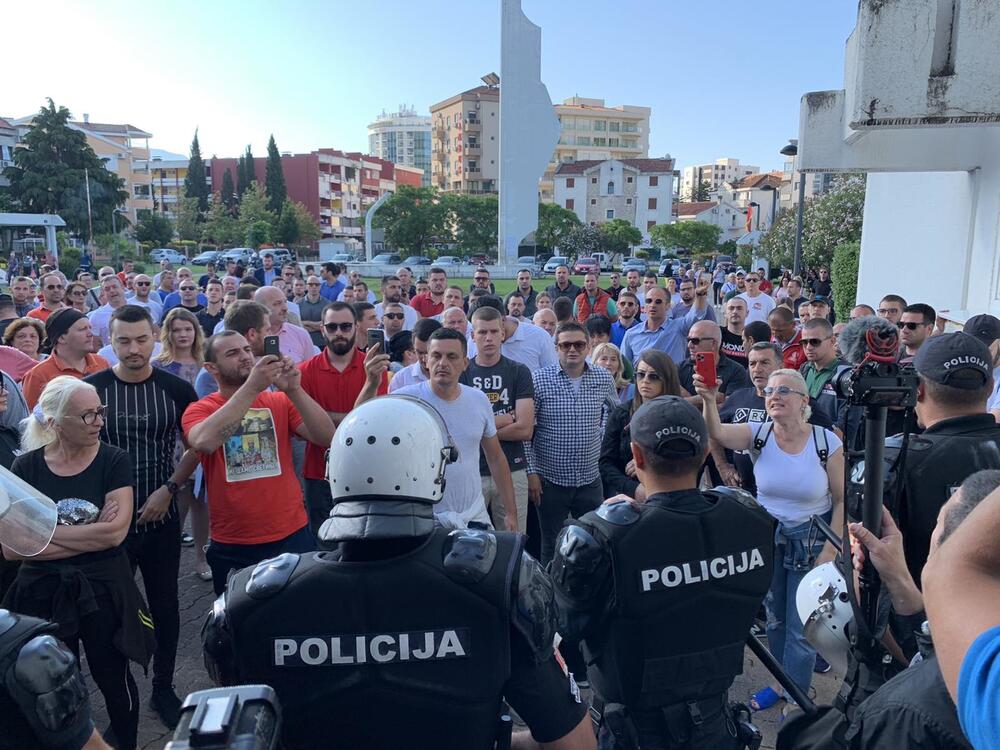 Juče ispred SO Budva