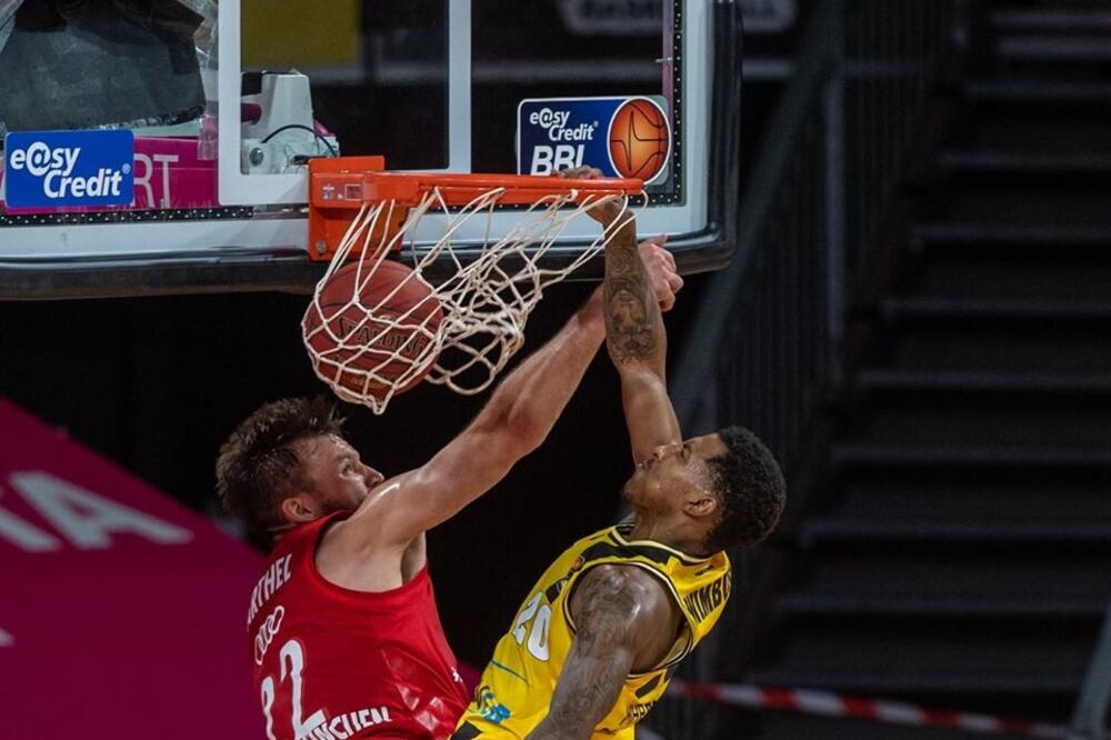 Vimbuš zakucava pored Bartela, Foto: Mhp Riesen