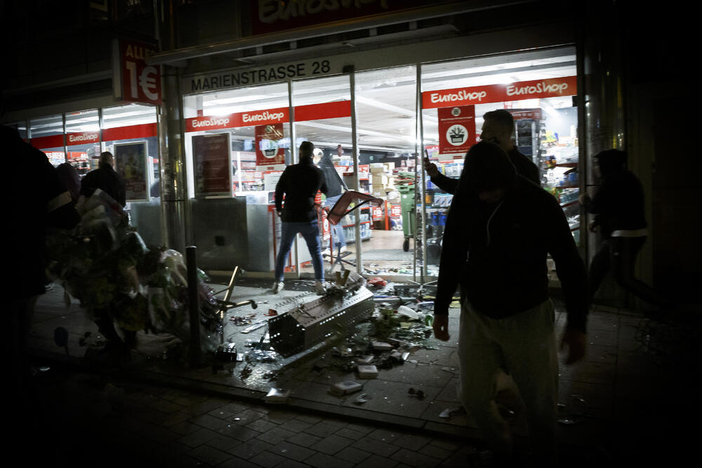 Razbijene prodavnice tokom nereda u Štutgardu, Foto: Simon Adomat/AP