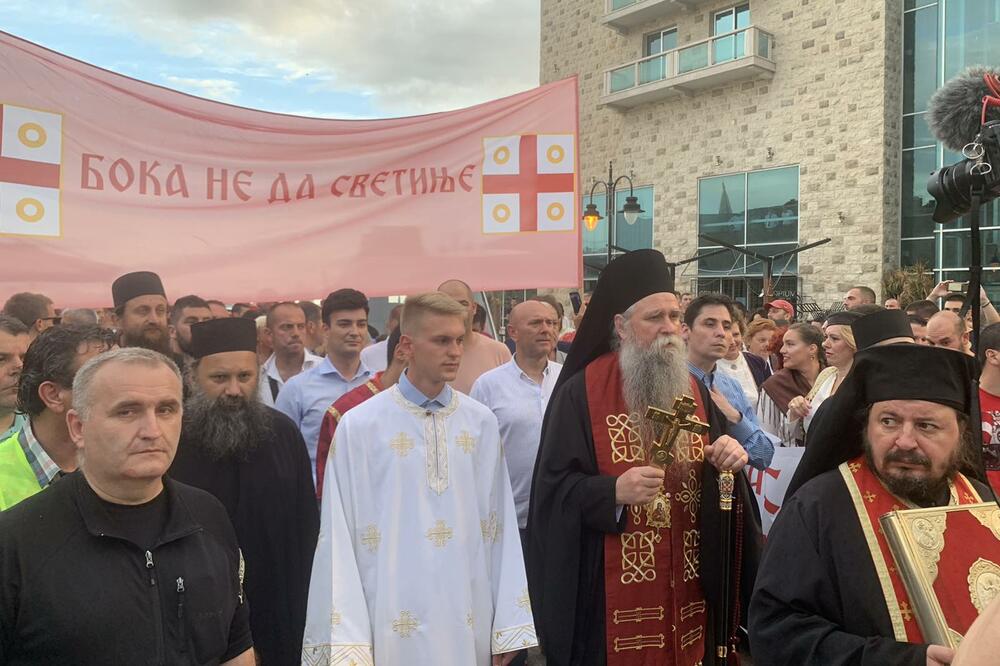 Episkop budimljansko nikšićki Joanikije predvodi litiju, Foto: Vuk Lajović