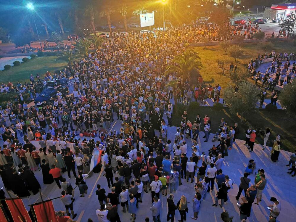 <p>Šetnje u znak protesta stupanja na snagu Zakona o slobodi vjeroispoispovjesti održane su između ostalog u Beranama, Danilovgradu, Baru, Andrijevici, Bijelom Polju, Herceg Novom, Plužinama...</p>