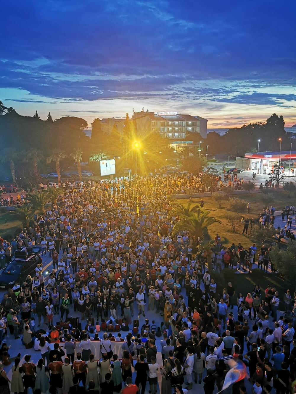 <p>Šetnje u znak protesta stupanja na snagu Zakona o slobodi vjeroispoispovjesti održane su između ostalog u Beranama, Danilovgradu, Baru, Andrijevici, Bijelom Polju, Herceg Novom, Plužinama...</p>