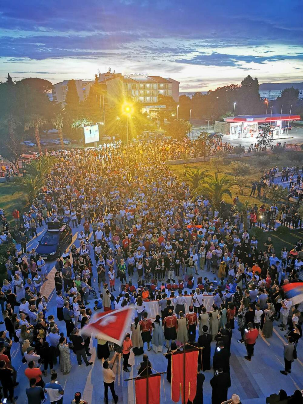 <p>Šetnje u znak protesta stupanja na snagu Zakona o slobodi vjeroispoispovjesti održane su između ostalog u Beranama, Danilovgradu, Baru, Andrijevici, Bijelom Polju, Herceg Novom, Plužinama...</p>