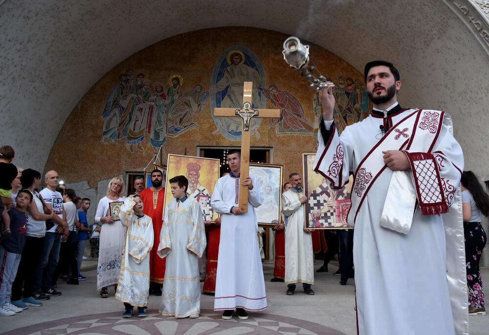 <p>Mitropolit crnogorsko primorski Amfilohije pred okupljenima je rekao da je "ovaj narod dugo čekao da se osjeti kao slobodan narod"</p>
