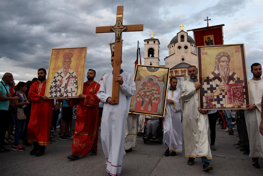 <p>Mitropolit crnogorsko primorski Amfilohije pred okupljenima je rekao da je "ovaj narod dugo čekao da se osjeti kao slobodan narod"</p>