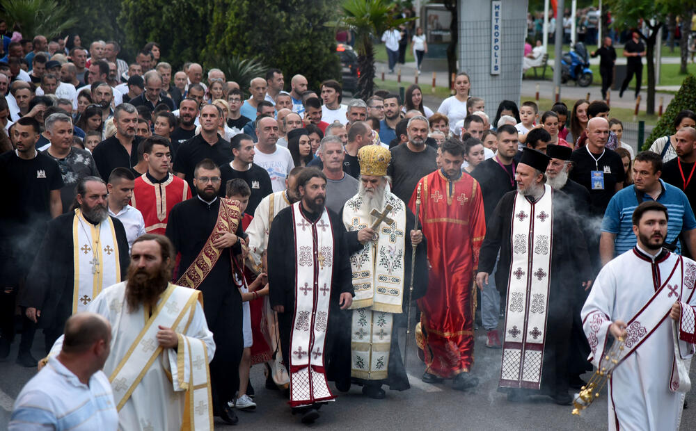 <p>Mitropolit crnogorsko primorski Amfilohije pred okupljenima je rekao da je "ovaj narod dugo čekao da se osjeti kao slobodan narod"</p>